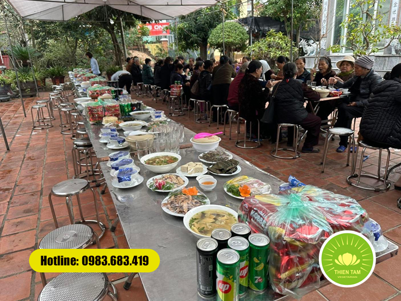 Bữa cơm chay tập thể trong lễ chùa – Trang trọng và giản dị