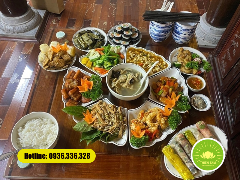 Hình ảnh tiệc chay lễ chùa – Mâm cỗ chay đầy đặn, phục vụ đại chúng