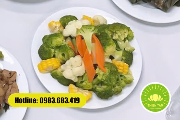 Đĩa rau củ luộc thập cẩm – món chay thanh tịnh cho lễ Vu Lan báo hiếu