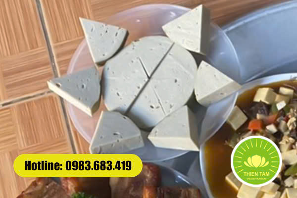 Giò lụa chay tròn đầy – món chay ý nghĩa trong mâm cỗ Rằm tháng 7