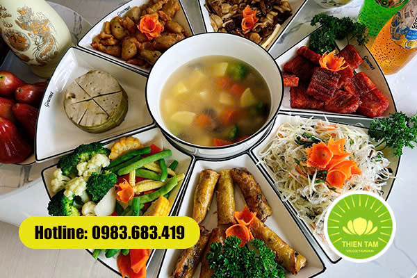 Mâm cỗ chay Rằm tháng 7 được bày trí đẹp mắt, cân đối các món nấu, xào, canh và rau củ luộc ngũ sắc