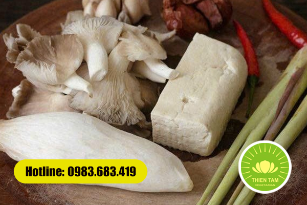 Đậu phụ, nấm, sả, ớt – nguyên liệu thuần chay thường dùng trong mâm cỗ chay.