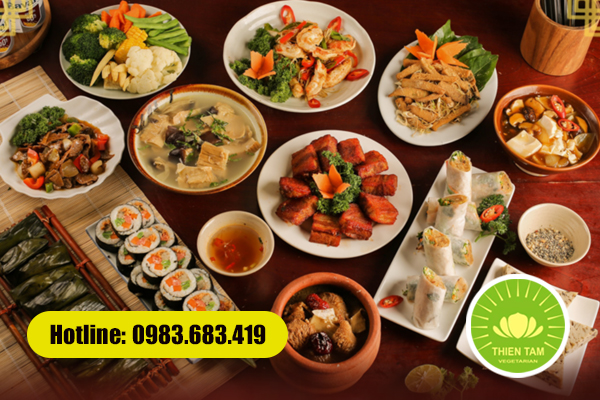 Mâm cỗ chay Đoàn Viên với nem rán, canh nấm và món xào thập cẩm bày trí trang trọng.