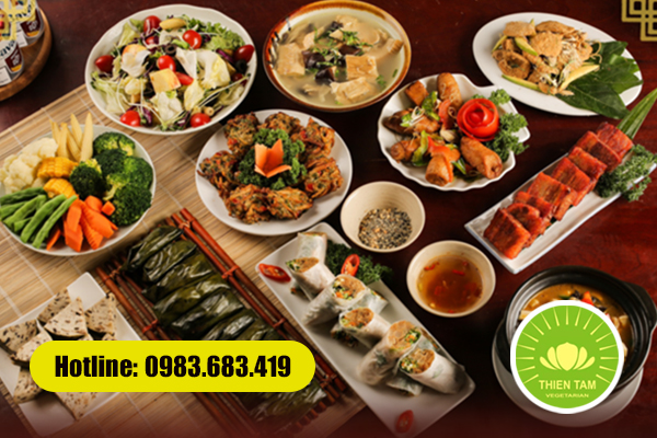 Mâm Nguồn Cội – mâm cơm chay mang đậm dấu ấn quê hương với đậu hũ, canh rau và xôi gấc.