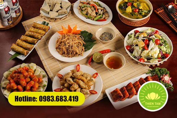 Mâm Như Ý – bàn cỗ chay nghệ thuật, trang trí sen và nến, mang ý nghĩa may mắn, trọn vẹn.