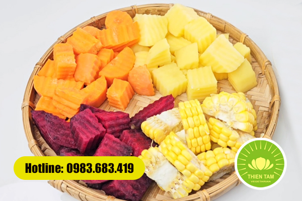 Rau củ tươi xanh giòn chuẩn bị cho món ăn chay thanh mát