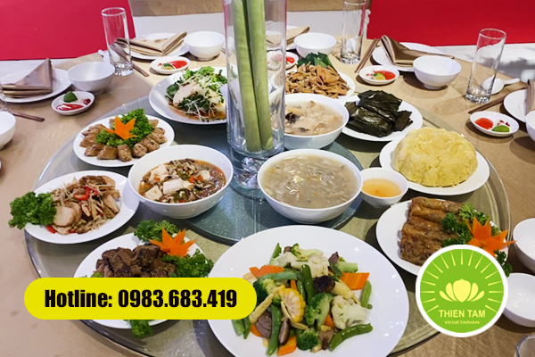 Bàn tiệc chay cưới đầy đủ món, trình bày đẹp mắt, trang nhã