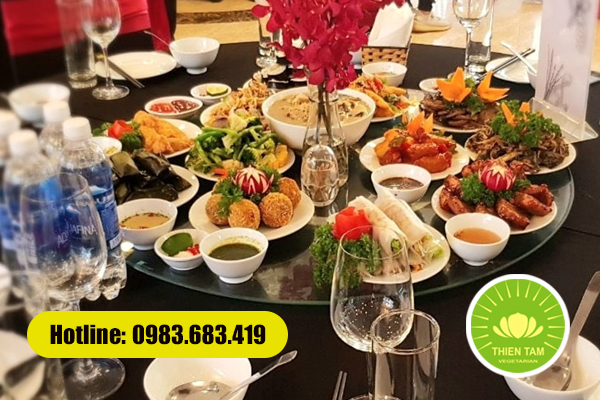 Không gian tiệc chay tại nhà hàng – bày trí trang trọng, phù hợp tiệc cưới và sự kiện