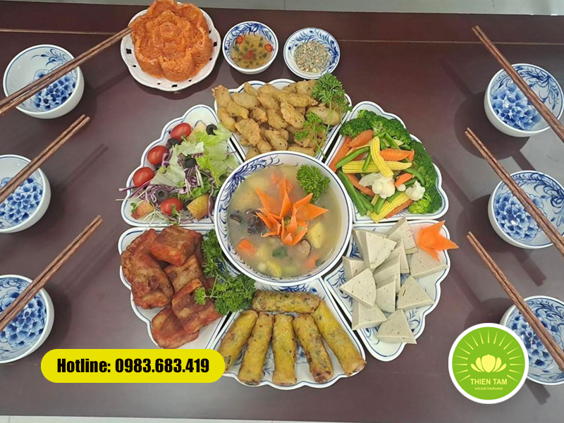 Cỗ chay ngày rằm được bày trí gọn gàng gồm món mặn chay, canh, xôi