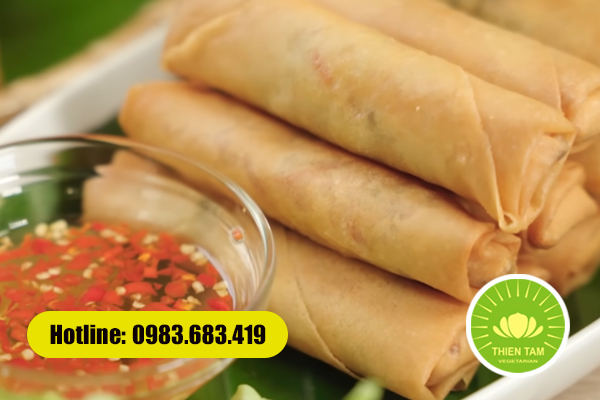 Chả giò chay vàng giòn hấp dẫn trong thực đơn mâm cỗ chay