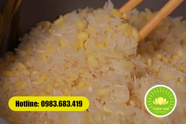 Xôi đậu xanh chay dẻo thơm dùng trong mâm cỗ chay cúng giỗ