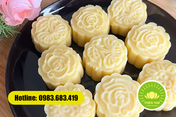 Bánh đậu xanh chay vàng mềm, thanh ngọt, phù hợp mâm cỗ chay trang trọng