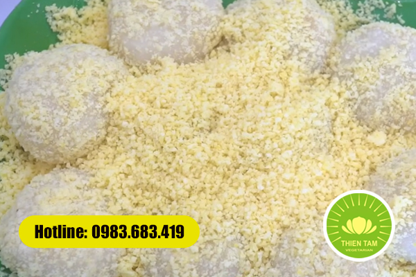 Bánh giầy chay trắng dẻo, tượng trưng sự tinh khiết trong mâm cúng chay