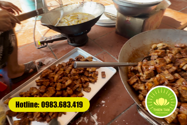 Đầu bếp Thiên Tâm tỉ mỉ chế biến món chay với nguyên liệu tươi sạch, giữ trọn vị thanh khiết tự nhiên