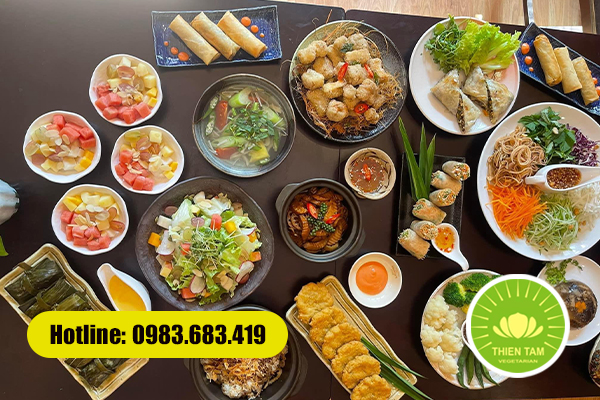 Mâm cỗ chay được bày trí tinh tế, hài hòa màu sắc, thể hiện nghệ thuật ẩm thực chay Việt