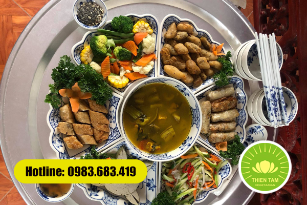 Mâm cỗ chay tươm tất với nhiều món ăn thanh đạm, đủ vị