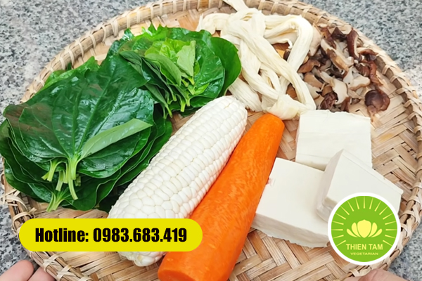 Rau củ, nấm và đậu hũ tươi – nền tảng tạo nên hương vị tự nhiên của mâm cỗ chay Thiên Tâm.