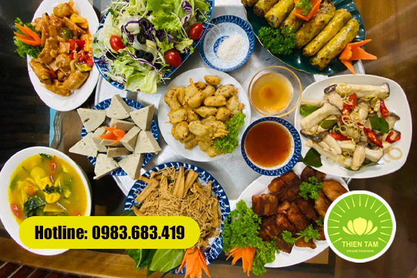 Thực đơn mâm cỗ chay nhẹ nhàng gồm nấm xào, nộm salad và canh rau củ