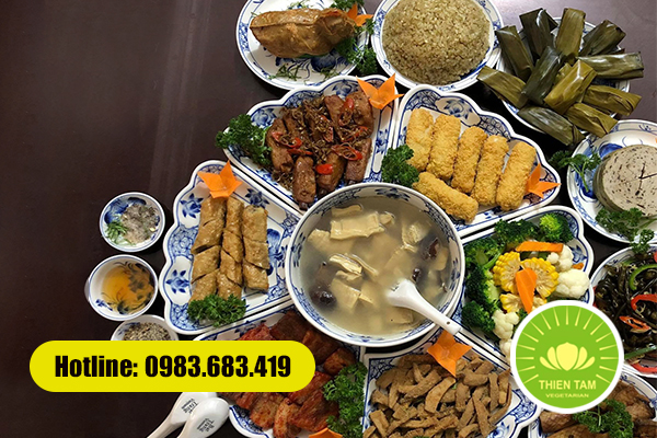 Trình bày thực đơn mâm cỗ chay đẹp mắt và hài hòa màu sắc
