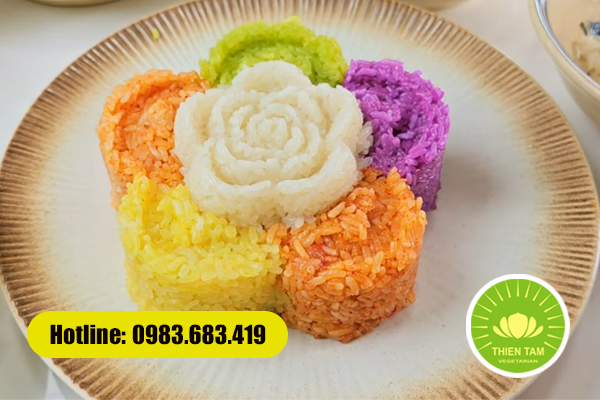 Xôi ngũ sắc chay rực rỡ từ màu tự nhiên, tượng trưng cho ngũ hành trong lễ cúng chay